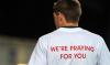 Steven Gerrard, capitano del Liverpool, con la maglia dedicata a Muamba